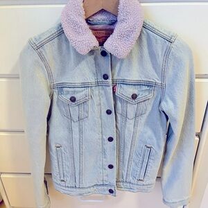 NEW Levi’s light denim and teddy purple collar XS